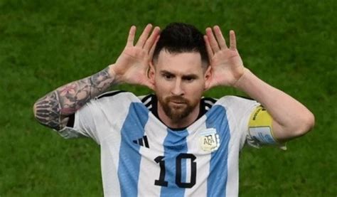 VIDEO Messi xô xát với HLV Van Gaal ăn mừng khiêu khích Hà Lan