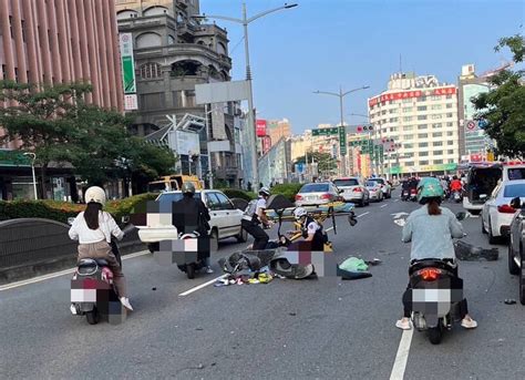 高雄鬧區轎車撞3車2傷 駕駛未煞車棄車逃逸撞電線桿 社會 自由時報電子報