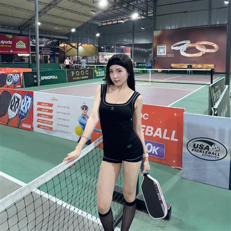 Trổ tài dancer xập xình trên sân hot girl pickleball gây tranh cãi nảy lửa