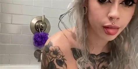 Blonde Freak Gyno Spreads Pussy In The Tub Tnaflix