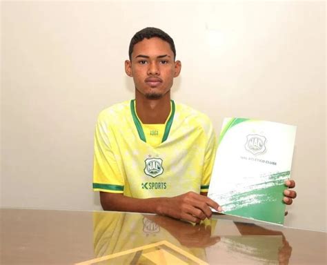 Jovem Promessa Do Futebol De Camala Assina Seu Primeiro Contrato