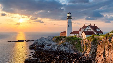The Portland Head Lighthouse in Cape Elizabeth at sunrise, Maine, USA ...