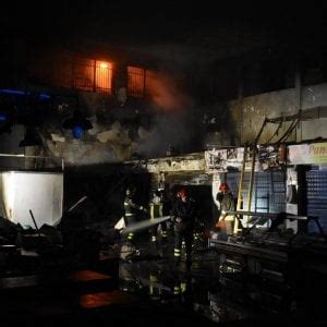 Bari Incendio Nel Mercato Coperto Del San Paolo Distrutti Due Box