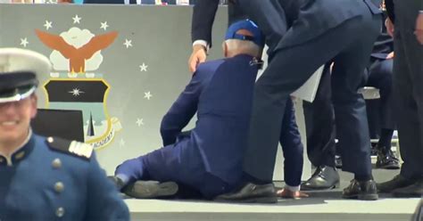 Biden Sufre Aparatosa Ca Da Durante Acto De Graduaci N En Academia