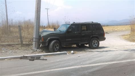 Derriba Poste Y Se Impacta Con Otro En Tequesquitengo El Conductor