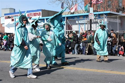 Liberty Tax People Dressed In Statue Of Liberty Costumes Flickr