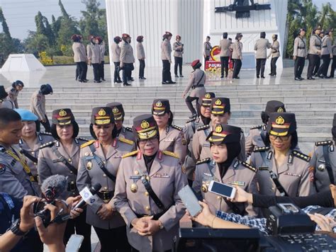 Peringati Hut Ke Polwan Ziarah Ke Makam Habibie Hingga Ani