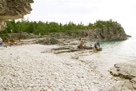 Playa De Guijarros Escondida En Tobermory Ontario Foto Editorial