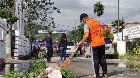 Petugas Dan WBP Rutan Tarutung Gotong Royong Bersihkan Area Pasar