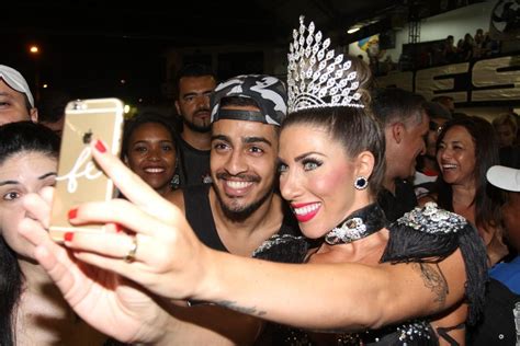 Fotos Carnaval De Vestido E Decote Tati Minerato Cai No Samba No