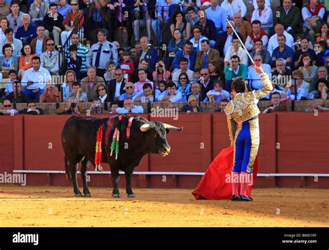 Spain Bull Fight Spectators Hi Res Stock Photography And Images Alamy