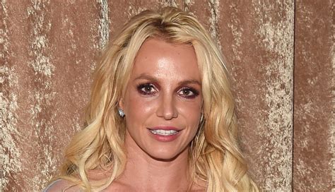 Britney Spears Luce Irreconocible Con Arriesgado Naked Dress Video