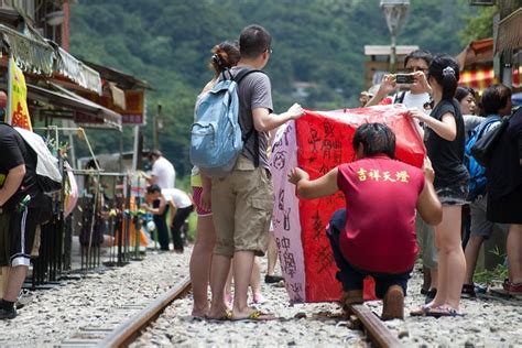 Small Group Tour Jiufen Yehliu Geopark And Shifen From Taipei