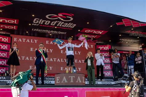 Giro d Italia a Napoli 2024 folla e applausi per la volata più bella