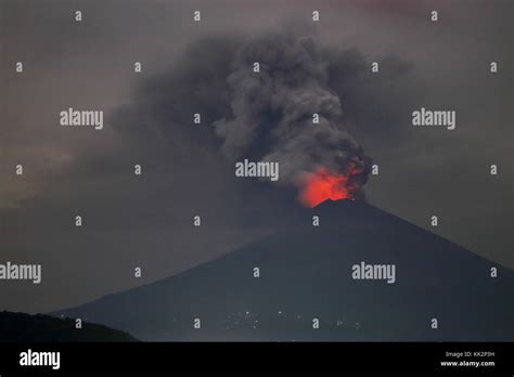 Agung Volcano Eruption Hi Res Stock Photography And Images Alamy