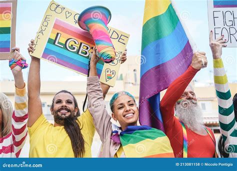 Gente Gay Que Se Divierte En El Desfile Del Orgullo Con Banderas Lgbt Y Pancartas Al Aire Libre