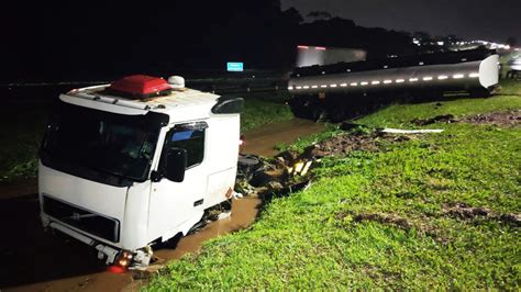 Acidente caminhão tanque deixa motorista ferido em Araraquara