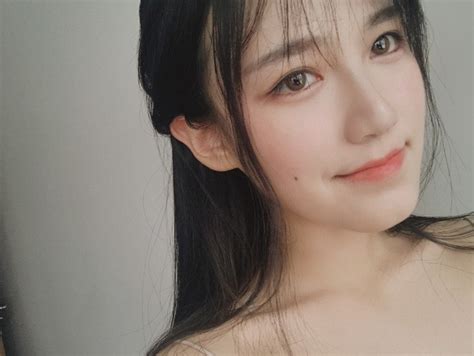 Hot girl Trung Quốc với gương mặt vừa xinh vừa soái quá mức quy định