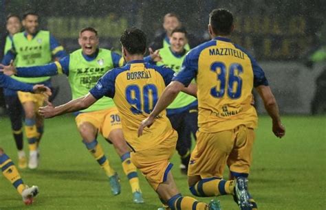 Il Frosinone Torna In Serie A Dopo Anni Tris Alla Reggina E