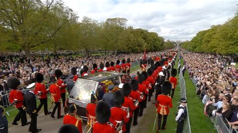 Caixão da rainha Elizabeth II chega ao Castelo de Windsor ponto final