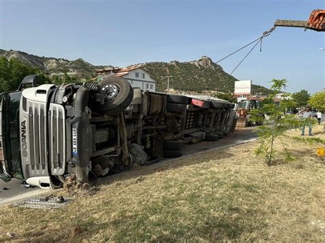 Tomruk yüklü kamyon devrildi yol trafiğe kapandı Aydın Denge Haber