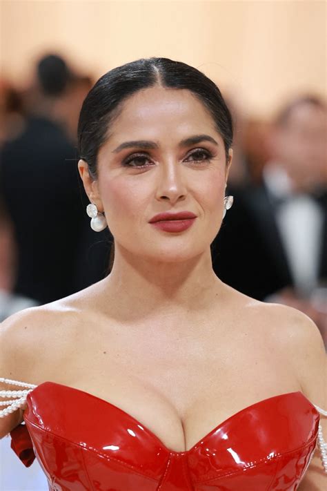 Salma Hayek En La Met Gala 2023 Este Fue El Look De La Actriz Mexicana