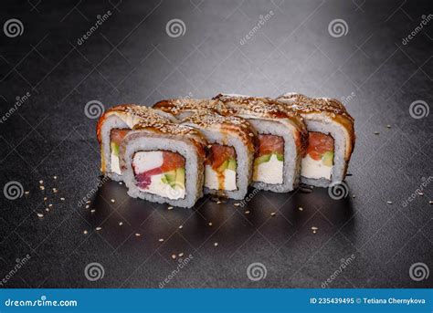 Rollo De Sushi Fresco Y Delicioso Tradicional Sobre Fondo Negro Imagen