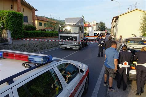 Anziana Muore Investita Da Un Tir Dopo L Incidente L Autista Ha Un Malore