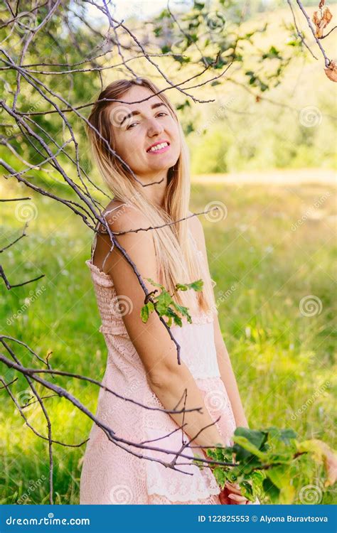 Belle Fille Blonde Sur La Pelouse Verte D été Image stock Image du bonheur fleurs 122825553