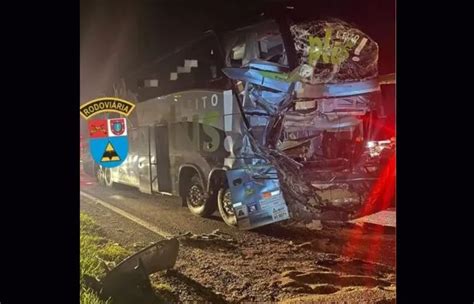 Morre passageiro de ônibus que bateu em traseira de caminhão na PR 444