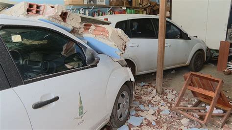 Carro do Serviço de Limpeza Urbana invade garagem de casa no DF