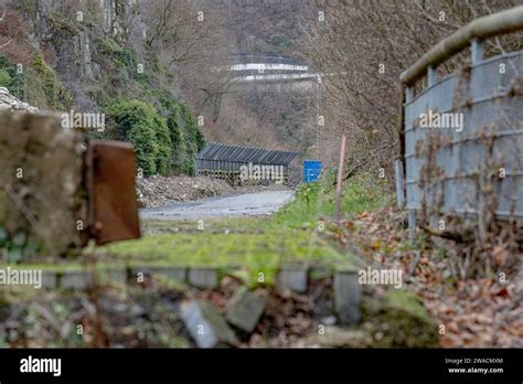 Sichtliche Entlang Der Zerst Rten Bahntrasse Der Ahrtalbahn Steigende