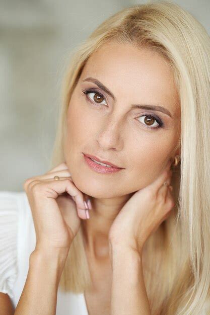 Schöne blonde frau porträt nahaufnahme Kostenlose Foto