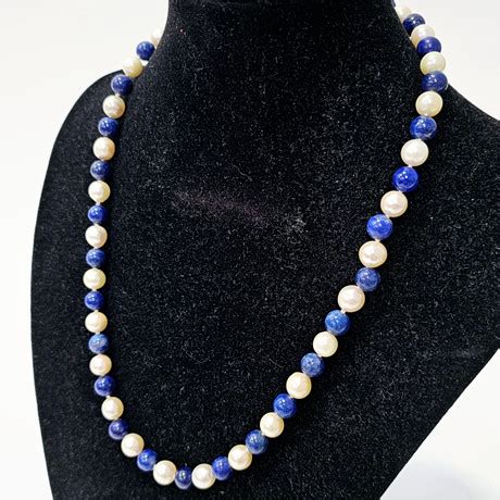 NECKLACE OF CULTURED PEARLS AND LAPISLAZULI Jewellery Gemstones