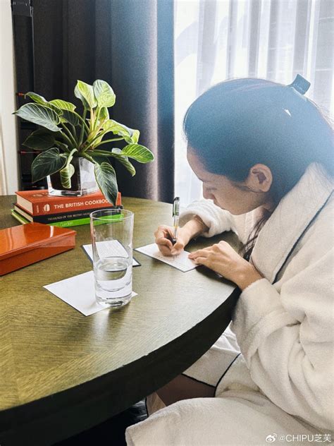 Hot Chi Pu bị bắt gặp xuất hiện tình tứ bên một người đàn ông tại Anh