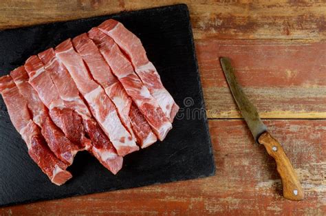 Partes De Carne De Carne De Porco Na Placa De Desbastamento Foto De