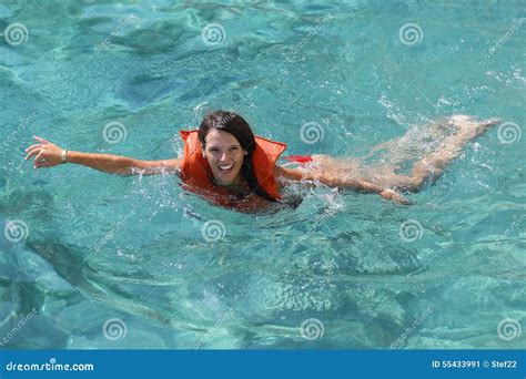 Aprendizaje Turístico Femenino Nadar Usando Un Chaleco Salvavidas Imagen De Archivo Imagen De