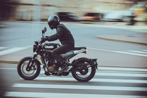 Motorrad Vergleich Husqvarna Svartpilen 125 2021 Vs United Motors UM Scrambler X Naked 125 2023