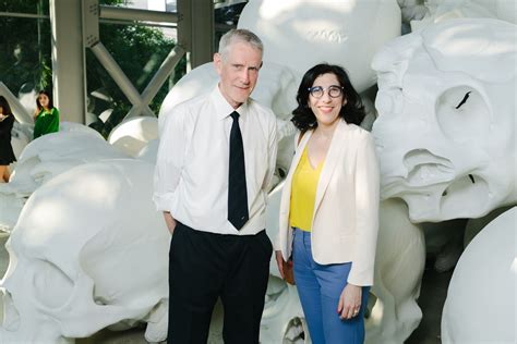 Loeuvre Monumentale De Ron Mueck Investit La Fondation Cartier