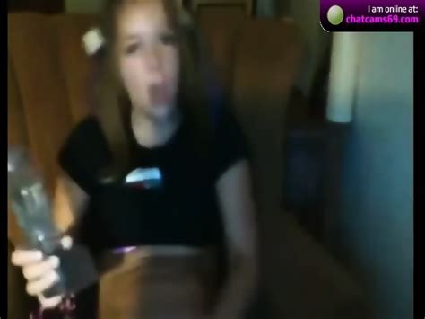 Girl Shows Off Her Ass On Cam