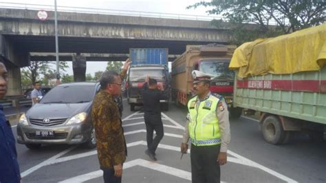 Begini Gaya Prof Andalan Saat Atur Lalu Lintas Di Tol Ir Sutami