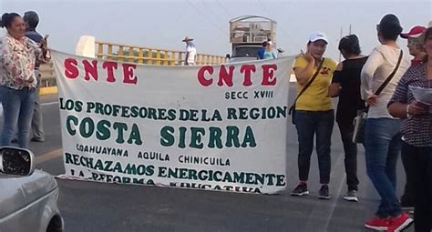 Integrantes de la CNTE en Michoacán toman casetas de cobro