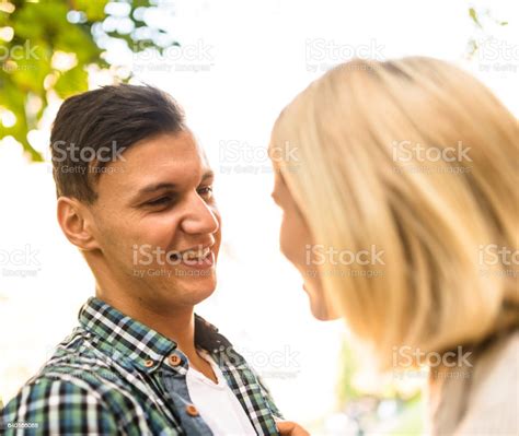 낭만적 인 커플 유혹 에 이 공원 20 29세에 대한 스톡 사진 및 기타 이미지 20 29세 2명 관광객 Istock