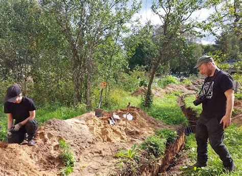 Finnland Hausbesitzer Entdeckt In Garten 1000 Jahre Altes Schwert