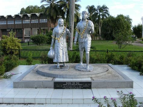 Baba En Mai Standbeeld Monument In Paramaribo Suriname Ter Herdenking