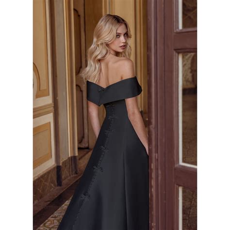 Erstklassige Eleganz In Satin Stilvoll Im Schwarzen Brautkleid Mit