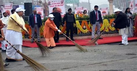 अयोध्या पहुंचे योगी आदित्यनाथ स्वच्छ तीर्थ अभियान का किया शुभारंभ