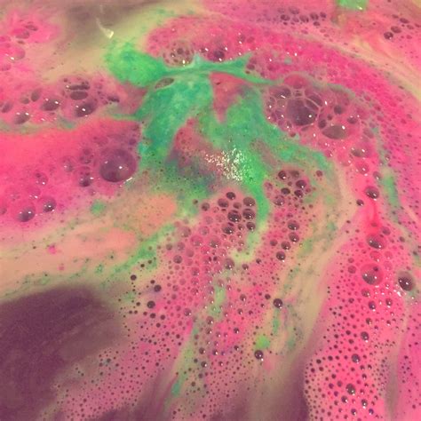 Mistletoe Bath Bomb – Lush Review