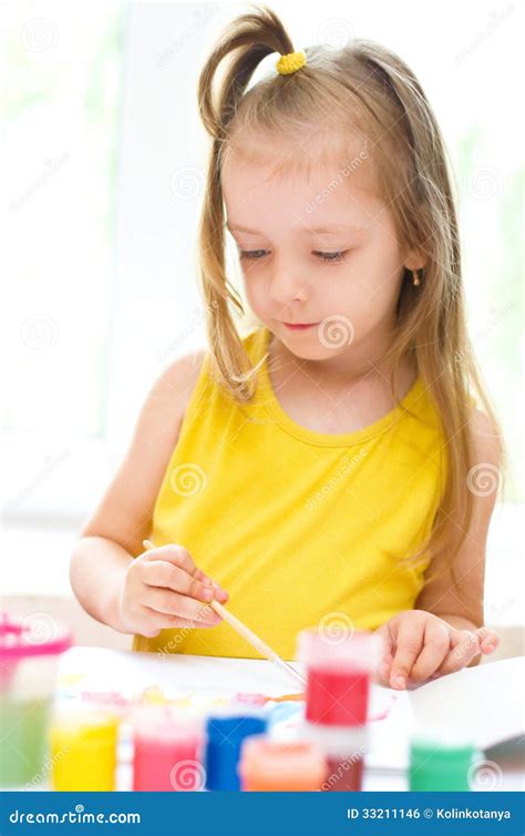 Peinture De Petite Fille Photo Stock Image Du Apprenez 33211146