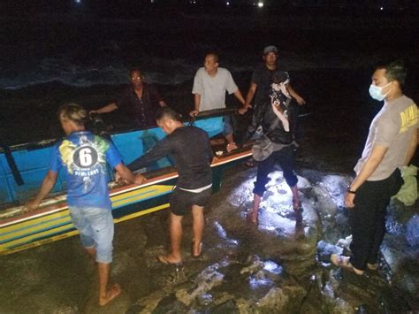 Salah Masuk Dermaga Perahu Nelayan Palabuhanratu Terbalik Satu